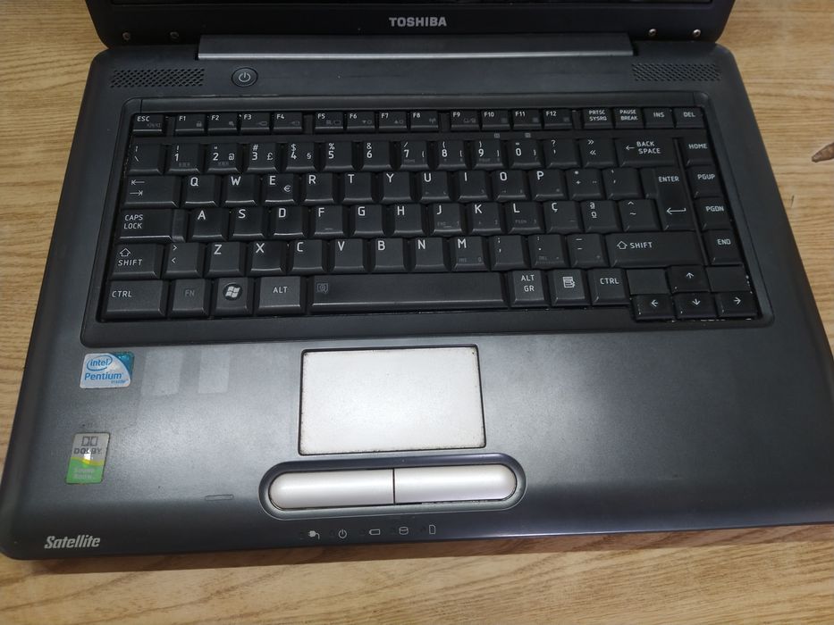 Toshiba Satélite A300 PF Leia a descrição