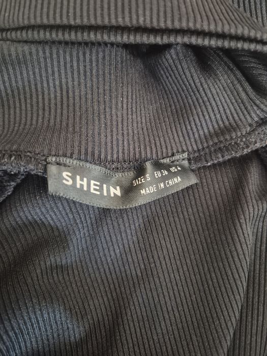 Vestido preto de ombro descoberto SHEIN

Tamanho S

Novo, sem uso

Um