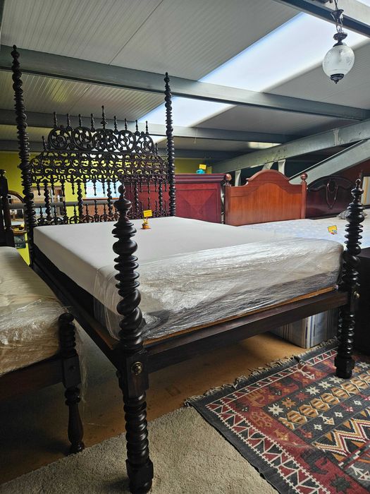 Lindíssima cama antiga de bilros, com estrado e colchão - óptimo estado geral