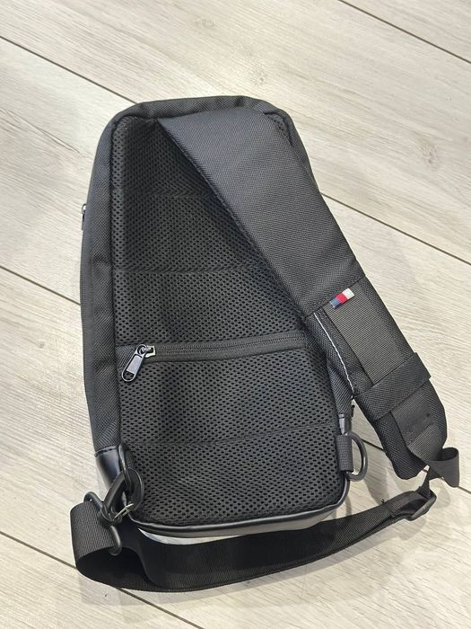 Сумка unisex чорного кольору
270 грн.