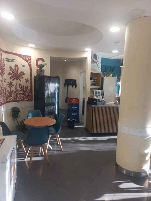 Trespasse de café/snack-bar em pleno funcionamento, localizado na Quinta do Barão, em Carcavelos.