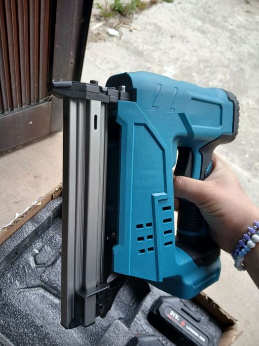Pistola de pregos com 2 baterias