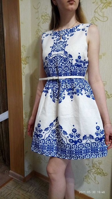 Сукня біла з синім орнаментом