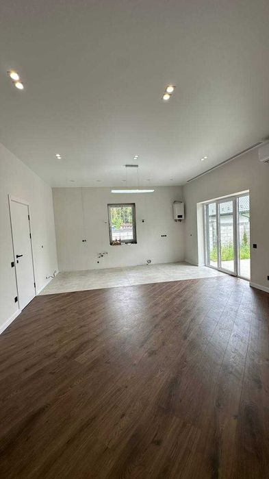 Будинок з сучасним ремонтом, каміном і ділянкою 4 сотки