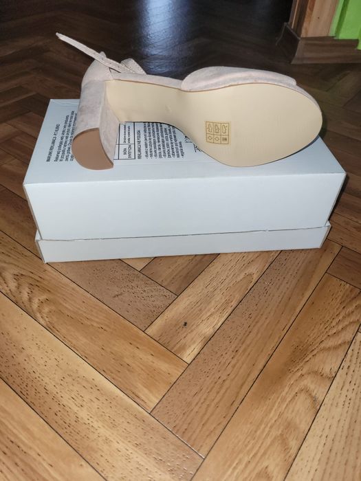 Buty na obcasie r.38 nowe bez metki