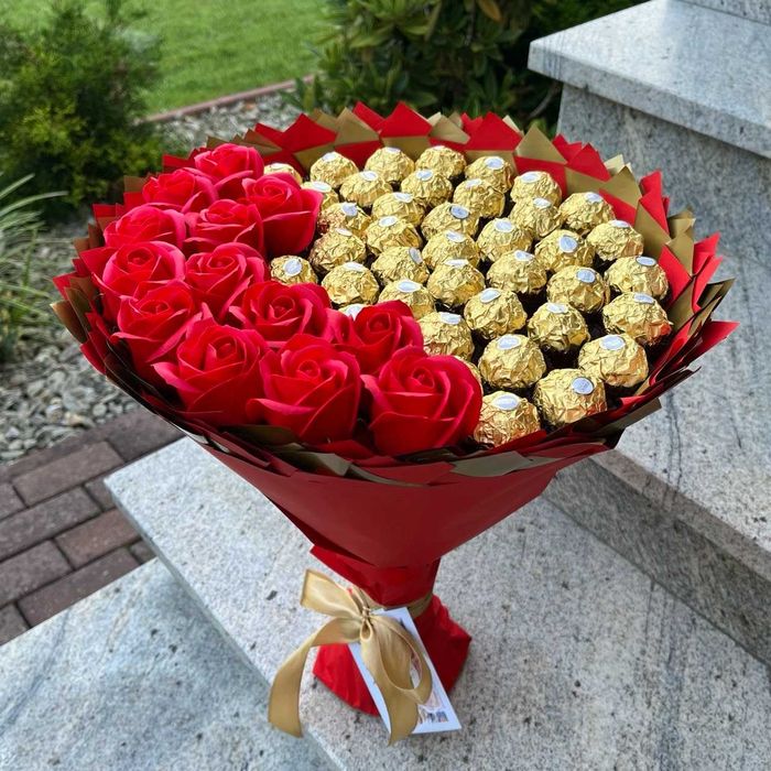 Bukiet Ferrero Rocher 40 szt. i róże. Prezent na 40 Urodziny, Ślub