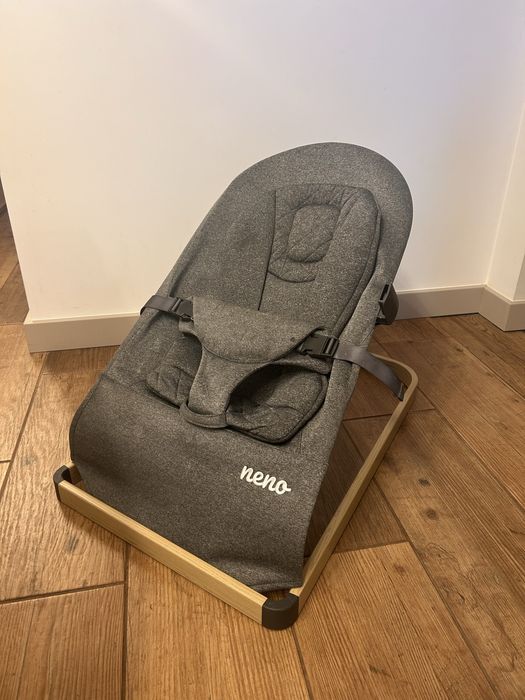 Leżaczek bujaczek z zabawką