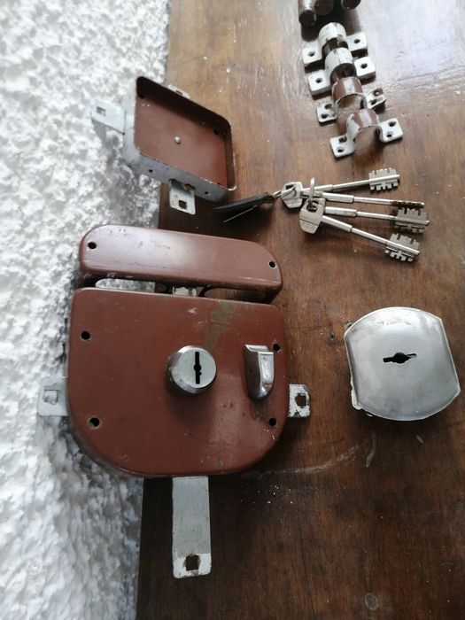 Fechadura Porta com 4 pontos de fecho. Alta segurança.