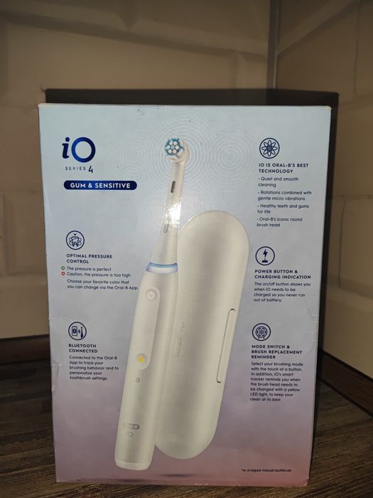Зубна щітка Oral-B iO 4 білого кольору. Привезена із США