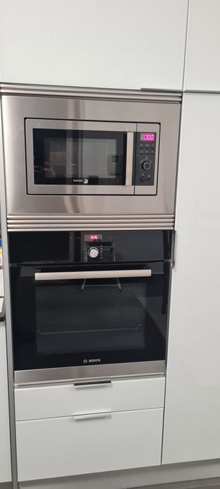 Cozinha completa com eletrodomésticos