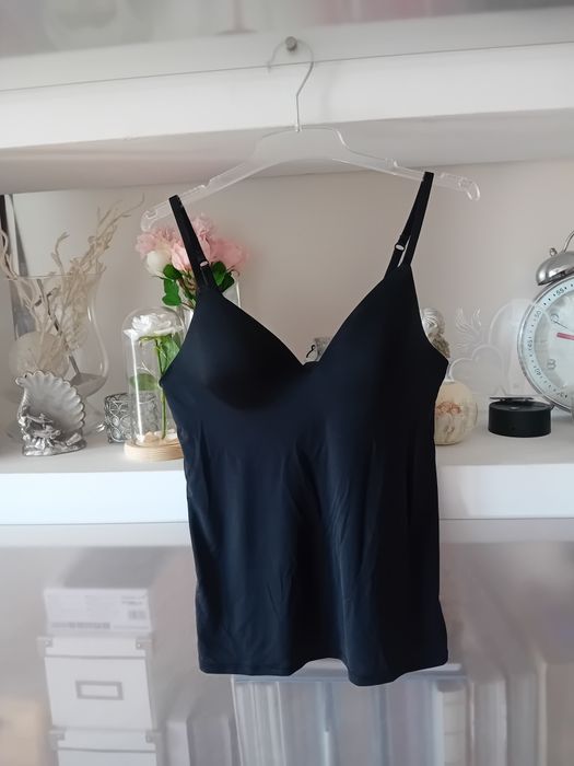 Bezszwowa bluzka z wbudowanym stanikiem modelujący top