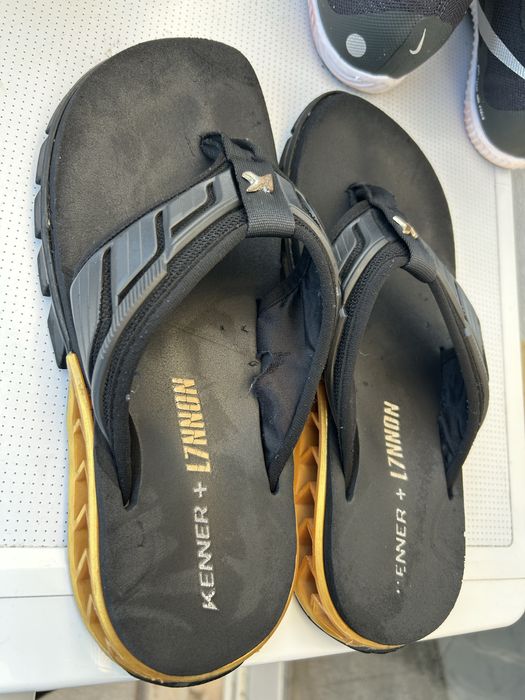Chinelo kenner L7 dourado e pretl