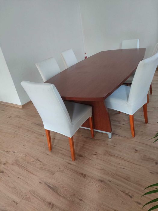 Stół konferencyjny wraz z krzesłami