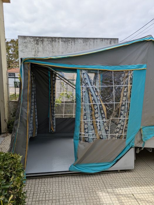 Tenda com atrelado