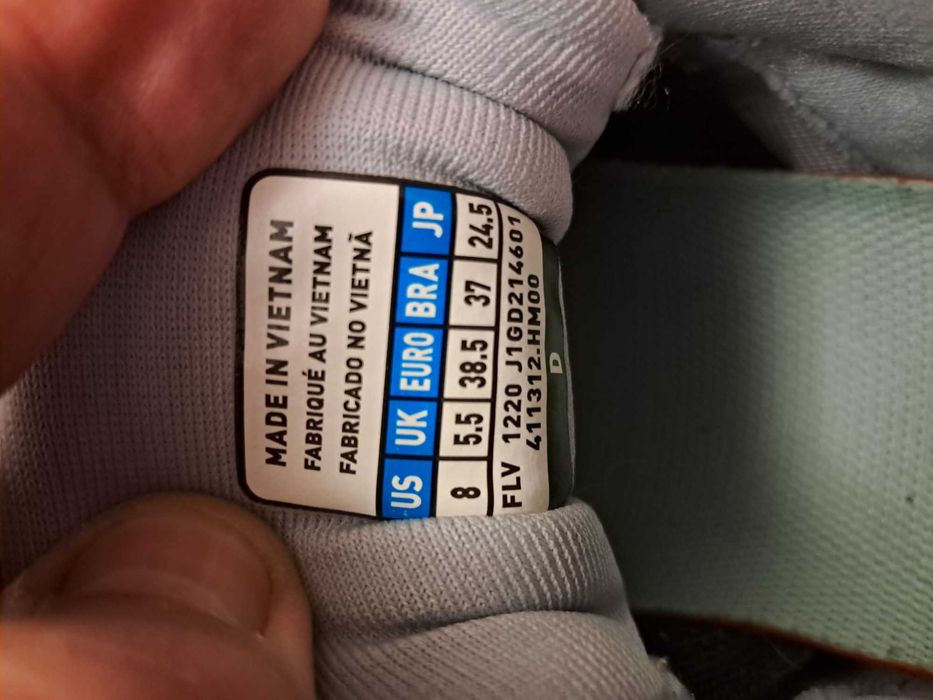 Оригинальные кроссовки MIZUNO   размер 38.5