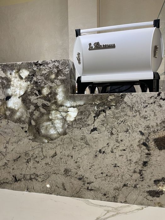 Изготовление мебели из камня .оникс кварцит