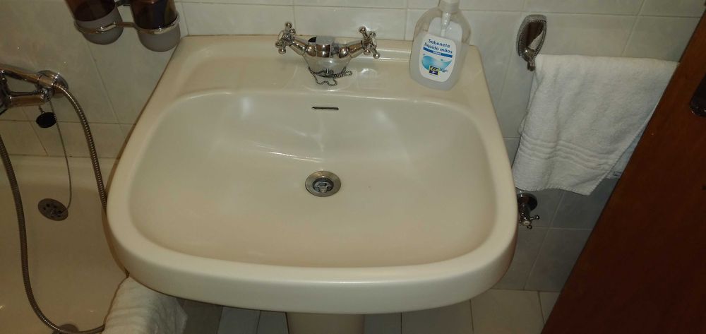 Lavatório+ bidé + torneiras como novo