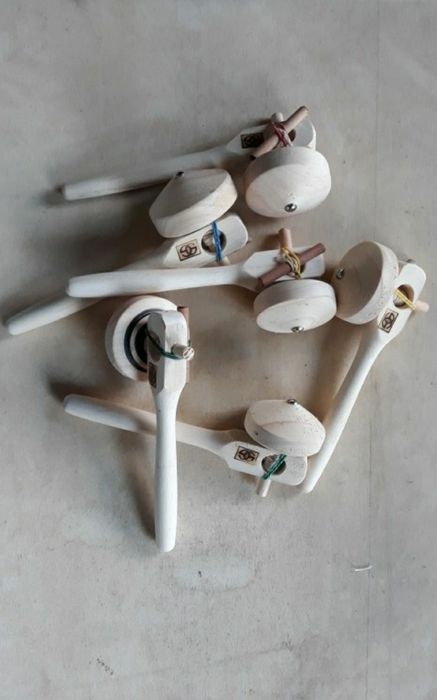 Pião de madeira com lançador