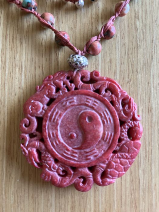 Colar HARMONIA azul/coral vom medalhão Yin/Yang