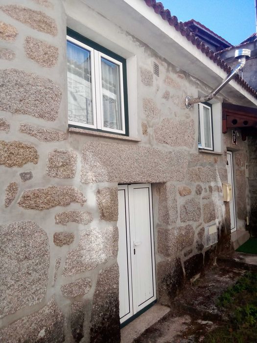 Moradia T2 restaurada em ambiente rural