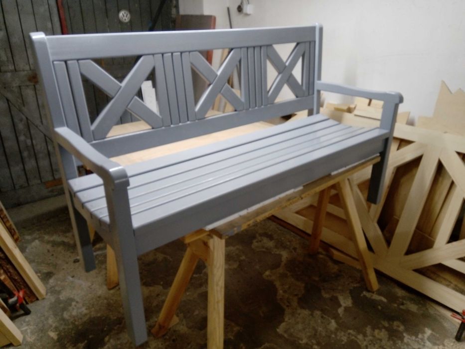 drewniana ławka ogrodowa