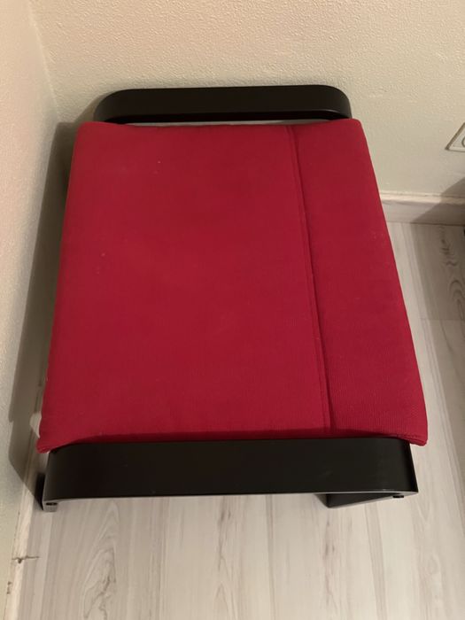 Poltrona e pousa pés Ikea vermelha usados