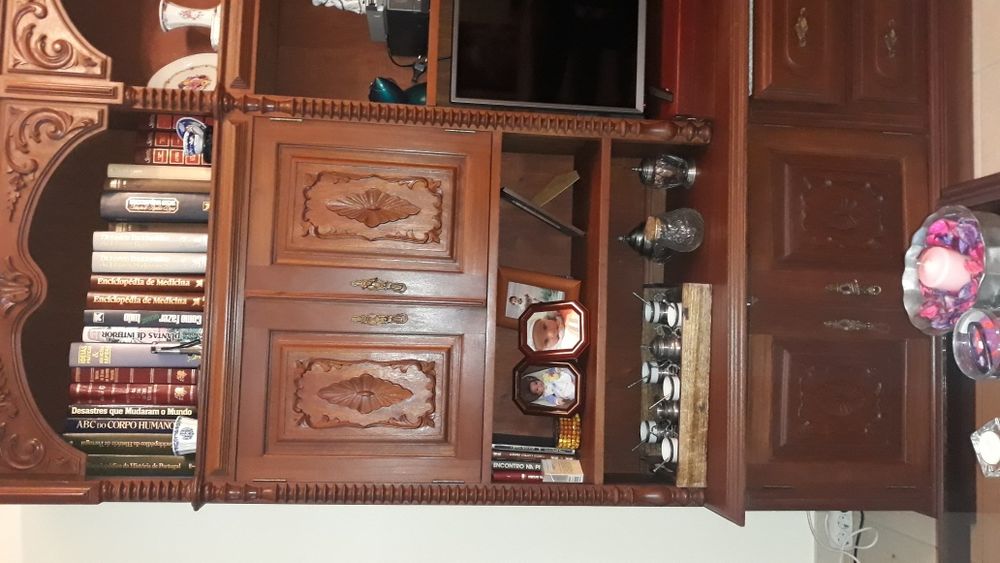 Móvel de sala com 2,10m altura x 2,45m largura x 37cm profundidade.