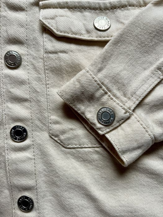 Camisa em sarja bege com capuz para criança