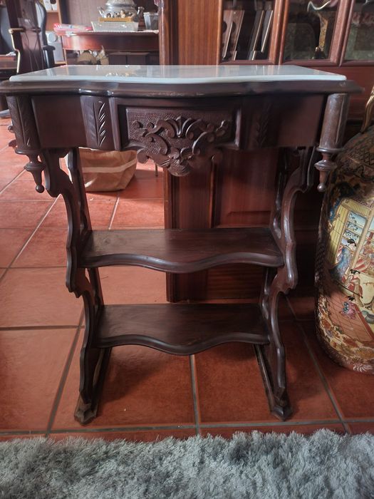 Mesa antiga com tampo em pedra