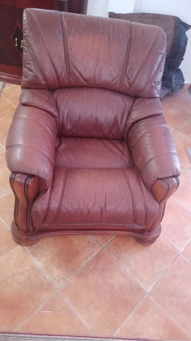 Vendo poltrona madeira e estofo de pele .