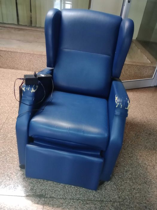 Cadeirão / Poltrona Articulada Eléctrica em Pele Sintética