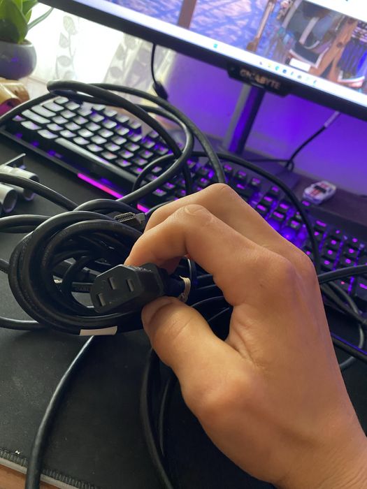 Cables for computers and other devices, all functioning properly.477373545705656320