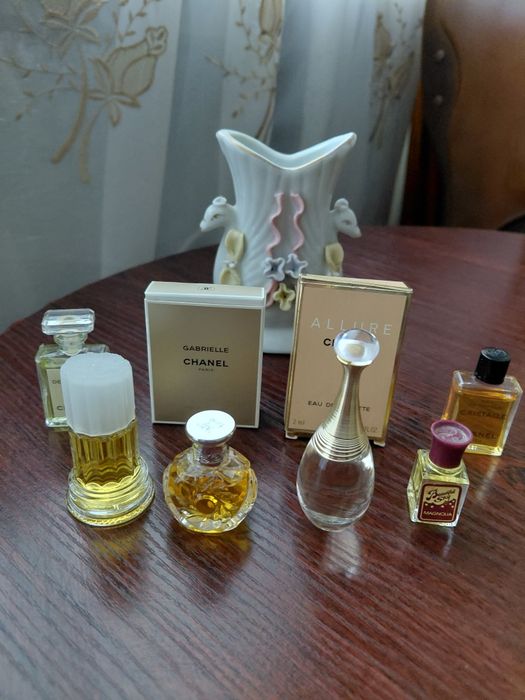 Вінтажні й сучасні мініатюри Chanel, Dior, Chloe, Biadgotti, Ives Roch
