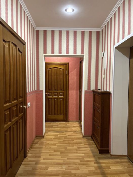 Здається затишна 2-кімнатна квартира в центрі міста 95 кв.(Чашка)