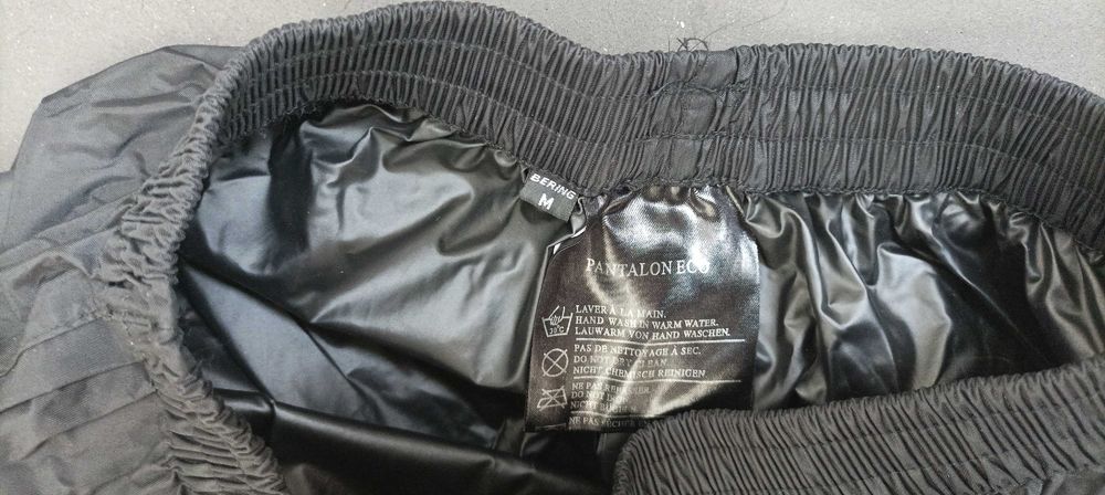 Impermeavél (casaco  S + calça M + bota 42 )