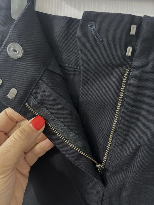 Темно-сині штани від бренду COS