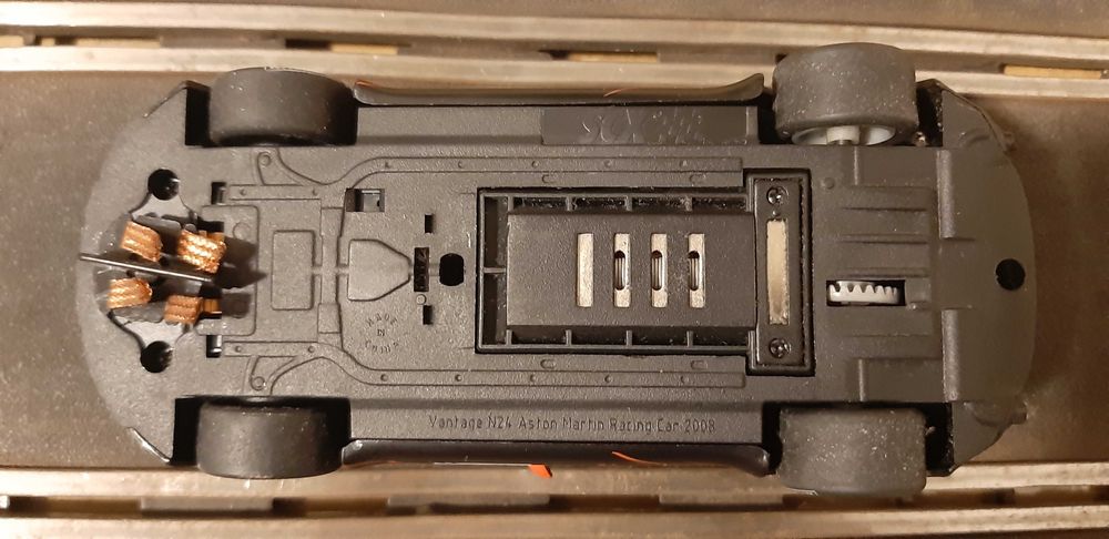 Scalextric - Aston Martin Vantage V8 - Nº80 (Preto/Vermelho)