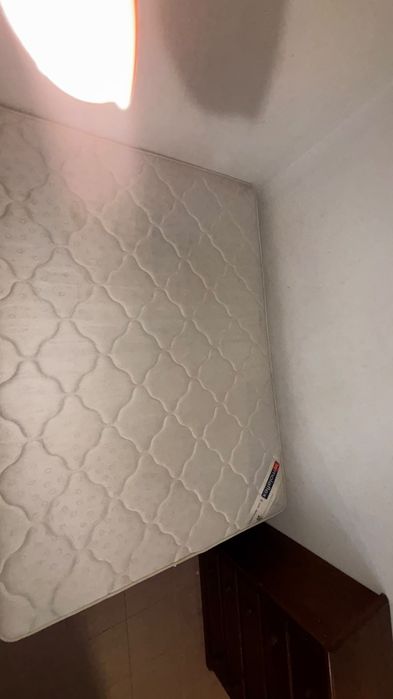 Vende-se moveis, cama e a base, roupeiro com espelho, e um mini armário com  seis gavetas
