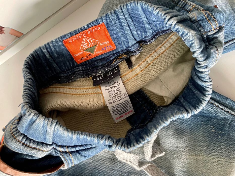 Next joggersy 104 cm stylizowane na jeansy spodnie dresowe