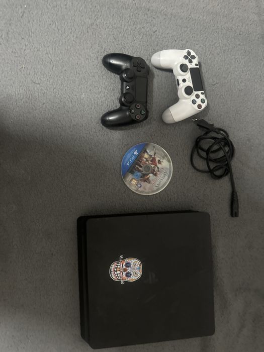 Vende-se ps4 com 2 comandos