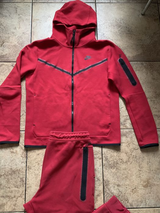 Nike Tech Fleece. M-L