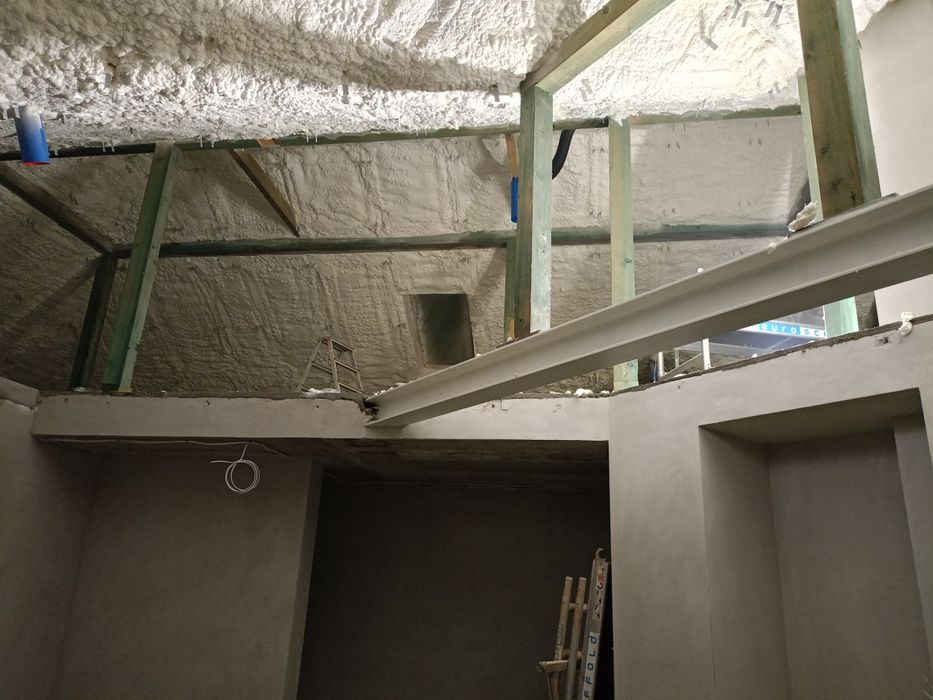 Izolacje natryskowe piana pur ocieplenie poddasza