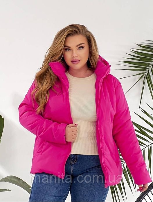 Яскрава жіноча куртка