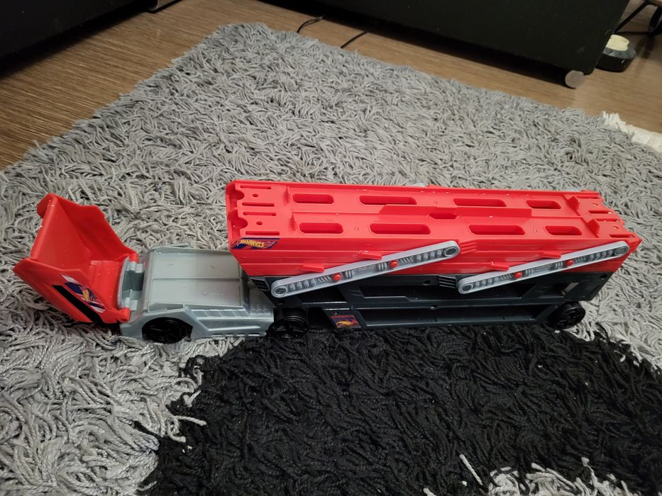 Samochód Hotweels megatransporter