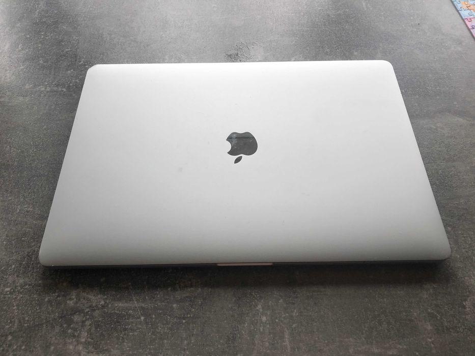 MacBook Pro 15" 2017 (16gb, Radeon Pro 560)
