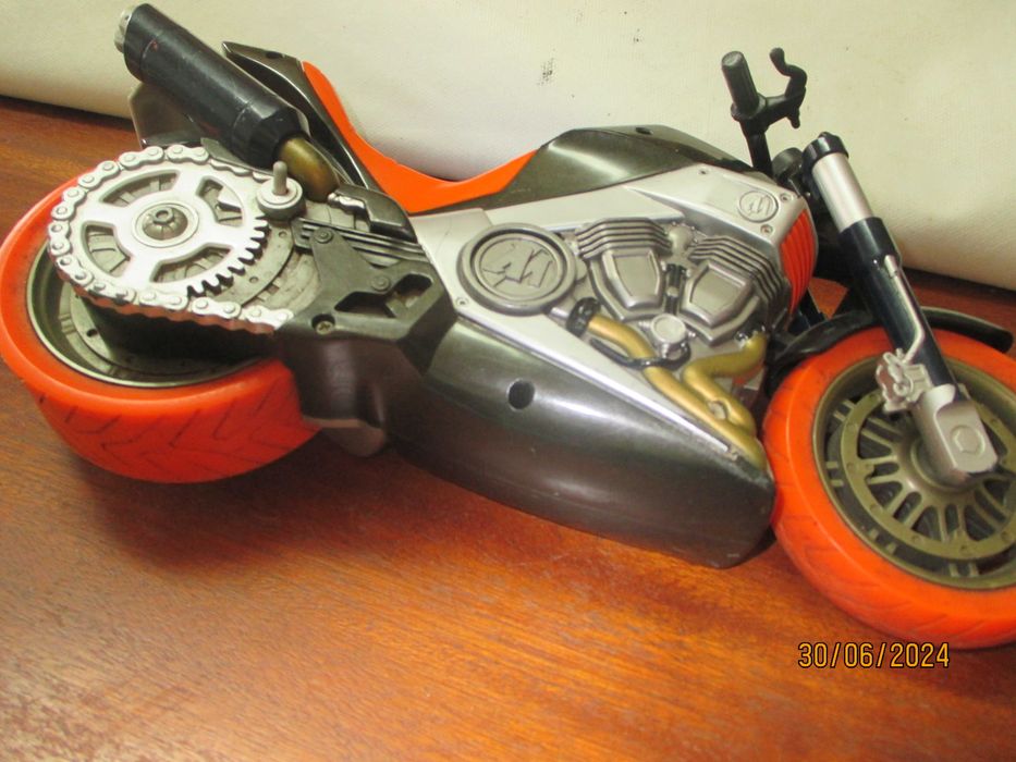 Brinquedo - mota em plástico com 34 cms