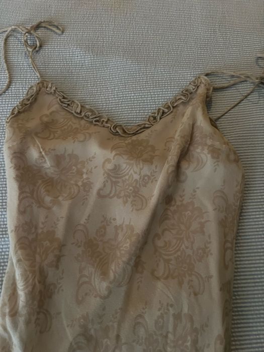 Vestido encantador  chifon todo forrado e com folhos  nas alcas