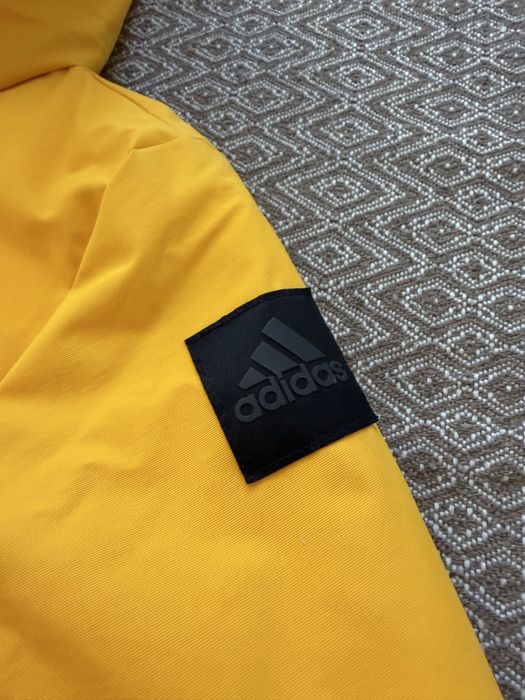 Зимова парка adidas в стані нової.