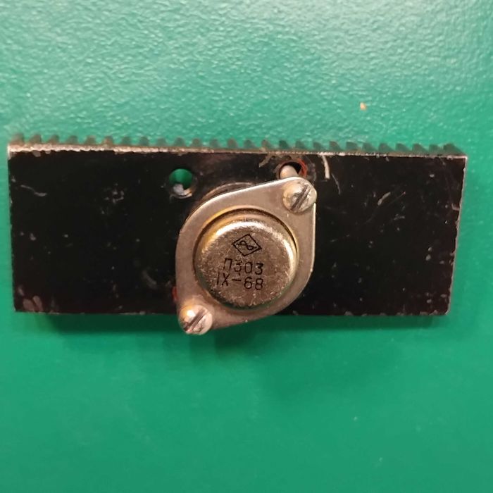 П303 транзистор р-n-р с радиатором охлаждения