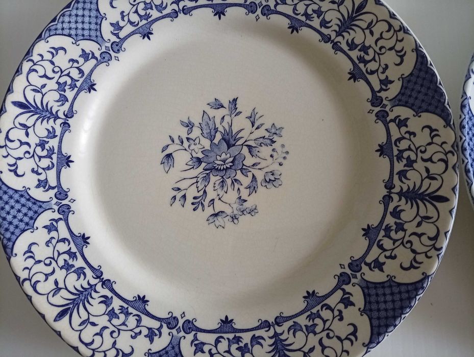 Pratos rasos da Fábrica de Louças de Sacavém